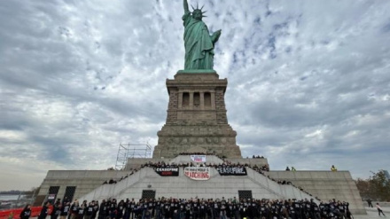 美国犹太人在自由女神像下示威 要求立即停火