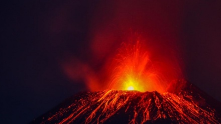 Italia, Etna, le immagini dell'eruzione notturna + VIDEO
