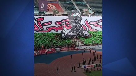 チュニジアでサッカー試合の観客らがパレスチナ支持、ガザの現場写真を設置