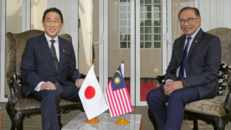 マレーシアのアンワル首相と日本の岸田首相