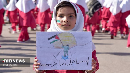 (FOTO DEL GIORNO) Mashad, piccola manifestante iraniana per sostenere i bambini di Gaza