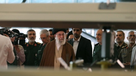 Iran, Leader visita l'Università aerospaziale dell'IRGC + FOTO