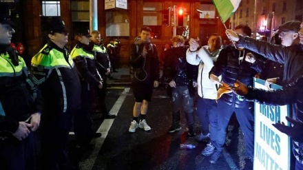Protesta të dhunshme në Irlandë pasi një person i armatosur sulmoi fëmijët