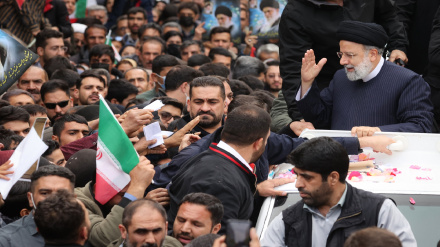 (FOTO DEL GIORNO) Shahrekord accoglie Raisi