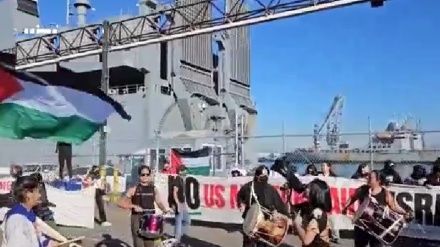 מוחים אמריקנים נגד המלחמה בעזה פרצו לספינה צבאית בנמל בקליפורניה