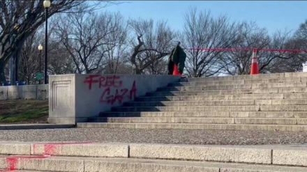 אנדרטת לינקולן בוושינגטון רוססה בכיתוב: לשחרר את עזה