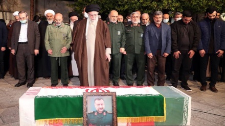Lideri i revolucionit fal namazin mbi trupin e gjeneralit martir Sejed Razi Mousavi