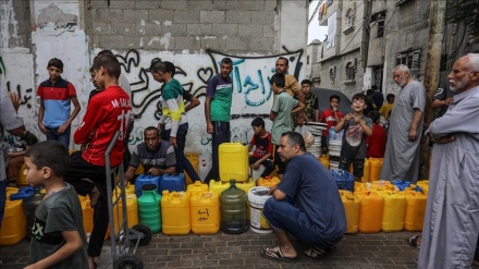 Ratusan Warga Gaza Antri Mendapatkan Air Bersih di Rafah