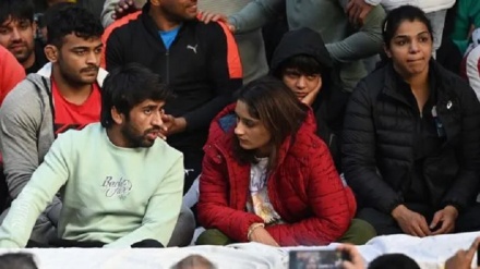 भारत में खिलाड़ियों की नाराज़गी, बजरंग पुनिया ने लौटाया पुरस्कार साक्षी मलिक ने लिया सन्यास