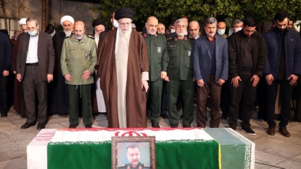 Sayyed Mousavi, preghiera della Guida Suprema sul corpo del martire comandante