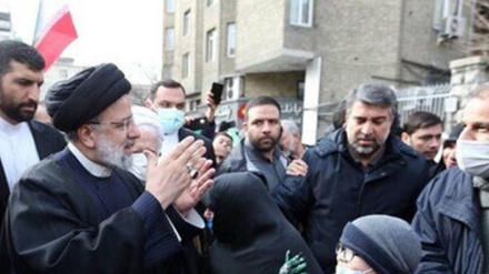 הנשיא ראיסי השתתף בטקס הלוויית החללים האלמונים בטהרן