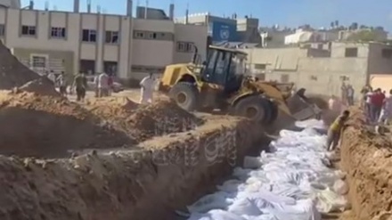 ガザ地区で、殉教者らの遺体が集団墓地に埋葬