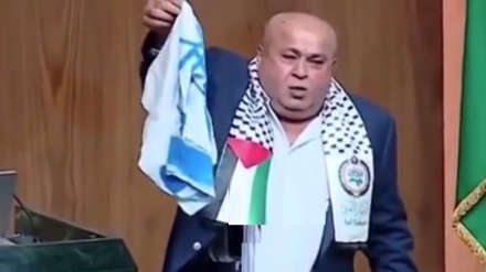 נציג ירדן שרף את דגל ישראל במהלך ישיבת הפרלמנט הערבי