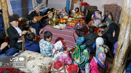 (FOTO DEL GIORNO) Festa 'Shabe Yalda', in una famiglia nell'Azerbaijan dell'Iran