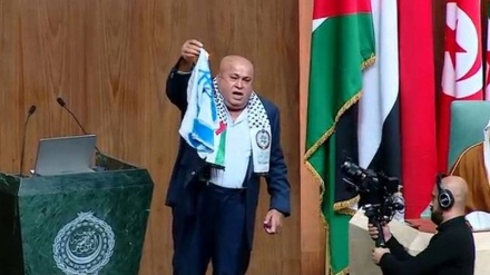 Përfaqësuesi jordanez dogji flamurin e regjimit sionist në Parlamentin Arab
