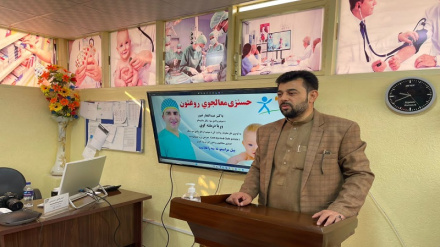 د افغانستان یو ډاکټر د ځینو ماشومانو وړیا درملنه کوي نور جزیات دلته لرو