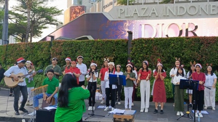 Penyanyi Indonesia Menyebarkan Kegembiraan Natal di Jalan Jakarta