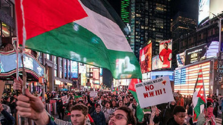 הפגנה פרו פלסטינית בחגיגת כריסמס בניו יורק