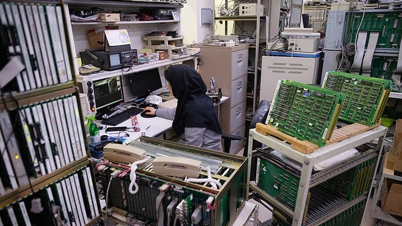 Karyawan pabrik produksi alat komunikasi di Iran.