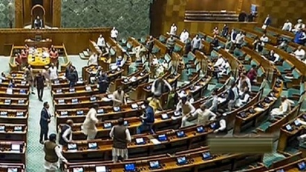 संसद पर हमले की बरसी के मौक़े पर दो प्रदर्शनकारी संसद भवन में घुसे 