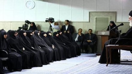 המנהיג קיבל המון נשים לרגל יום השנה להולדתה של פאטימה א-זהרה(עליה שלום) והודה לכתבת ערוץ אלאלם בעזה