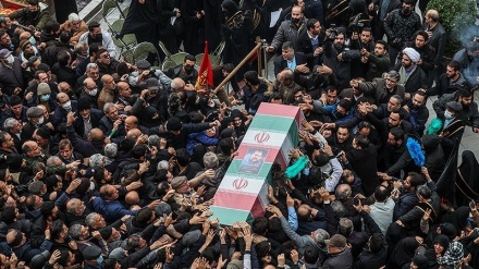 Jenazah Syahid Reza Mousavi Dimakamkan di Kompleks Imamzadeh Saleh (2)