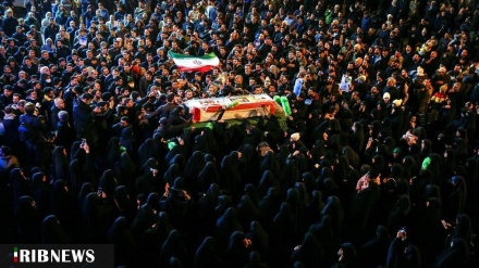 (FOTO DEL GIORNO) Grande folla a Teheran per i funerali del martire Mousavi