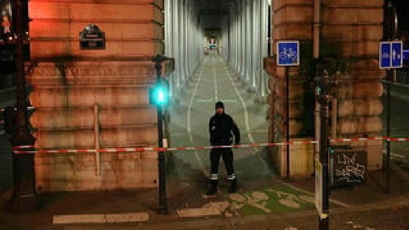 אדם נהרג בדקירות במרכז פריז