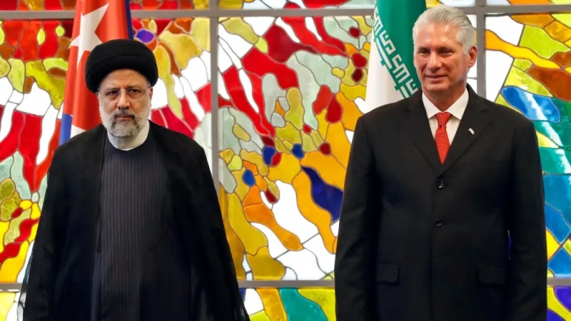 キューバのディアスカネル大統領とイランのライースィー大統領（アーカイブ写真）