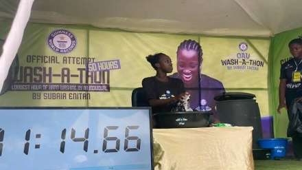 په نایجریا کې یوې محصلې په پرلپسې ۵۸ ساعتونو د جامو وینځلو نړیوال ریکارډ جوړ کړ