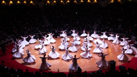 Penari Berputar Turki Merayakan Toleransi Mistik Rumi