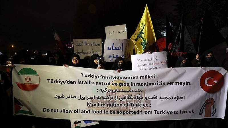 Unjuk rasa mahasiswa Iran di depan Konsulat Turki di Mashhad memprotes hubungan dagang antara Ankara dan Tel Aviv.