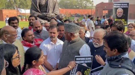 सांसदों को निलंबित किए जाने के मुद्दे पर हंगामा जारी, संसद की पुरानी इमारत के सामने प्रदर्शन