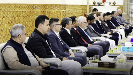 د بلخ والي د شپږو هېوادونو له کونسلګرانو سره کتلي دي