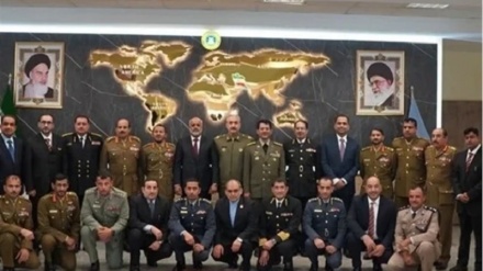 משלחת צבאית עומנית מבקרת בפקולטה האיראנית הלאומית הגבוהה להגנה