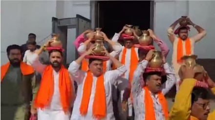গঙ্গার পানি দিয়ে তৃণমূলের ধর্নাস্থল শুদ্ধিকরণ করলেন বিজেপি বিধায়করা!     