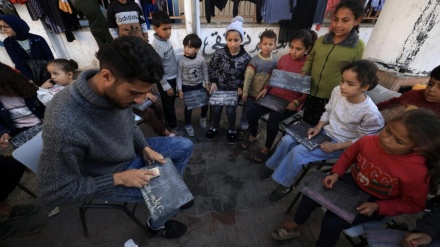 Di Gaza, Guru Membawa Sekolah untuk Anak-Anak Pengungsi