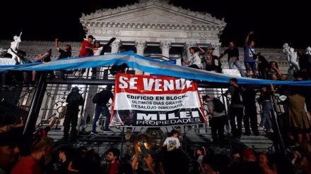 Argentina, presidente Milei firma maxi decreto: 7.000 dipendenti licenziati, proteste