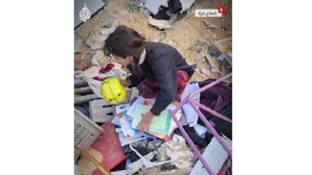 (VIDEO) Gaza, bambina palestinese raccoglie libri tra le macerie