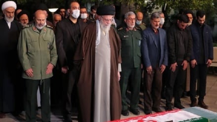 מנהיג המהפכה האסלאמית מתפלל על גופתו של השהיד ראדי מוסאווי                                                            