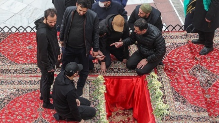 Jenazah Syahid Reza Mousavi Dimakamkan di Kompleks Imamzadeh Saleh (1)