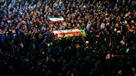 テヘランで革命防衛隊司令官の葬儀実施（動画）
