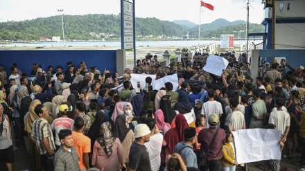 Ratusan Warga Aceh Protes Kehadiran Pengungsi Rohingya