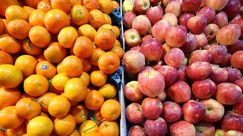 Apel dan jeruk di pasar Iran menjelang malam Yalda, Kamis (21/12/2023).