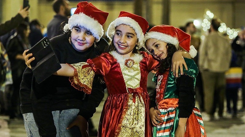 Anak-anak di Gereja Vank di Isfahan, Iran, Minggu (24/12/2023) malam.