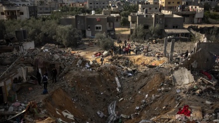 Warga Palestina Memeriksa Puing-Puing Bangunan Hancur di Rafah
