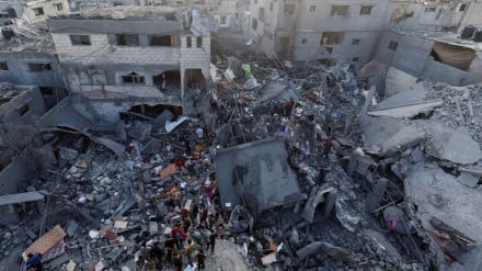 イスラエル軍戦闘機がガザのパレスチナ難民が集まる場所を空爆