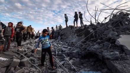 Israel besieges Khan Younis' main hospitals, martyrs dozens while waiting for food in Gaza City