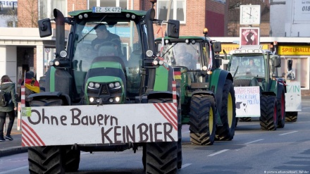 (VIDEO) Germania, protesta agricoltori: bloccato traghetto del ministro Economia