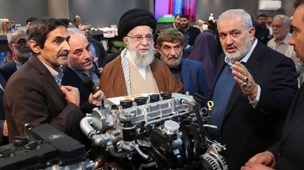 Leader visits exhibition of Iran’s homegrown products